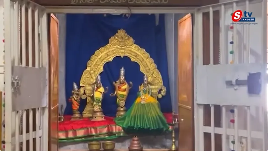 పవిత్ర ఆలయంలో అపహరణకు గురైన విగ్రహాలు.. భక్తుల్లో తీవ్ర ఆందోళన! వనపర్తి జిల్లా: గల్లంతైన విగ్రహాలు